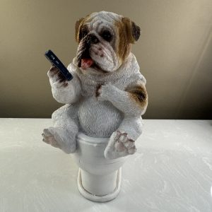 Bulldog on the Loo