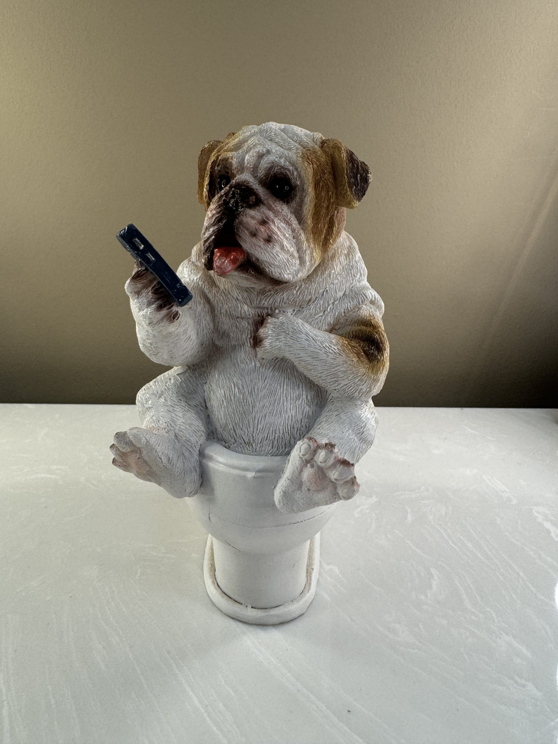Bulldog on the Loo